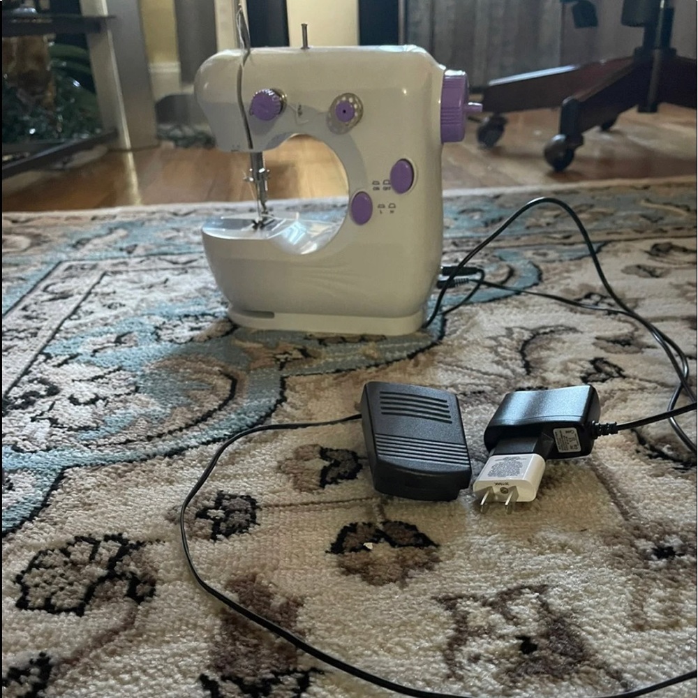 Mini sewing machine - Picture 2 of 4